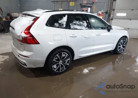 2024 Volvo Xc60 B5 Plus Dark Theme z USA, uszkodzony, nr VIN YV4L12RL2R1825304